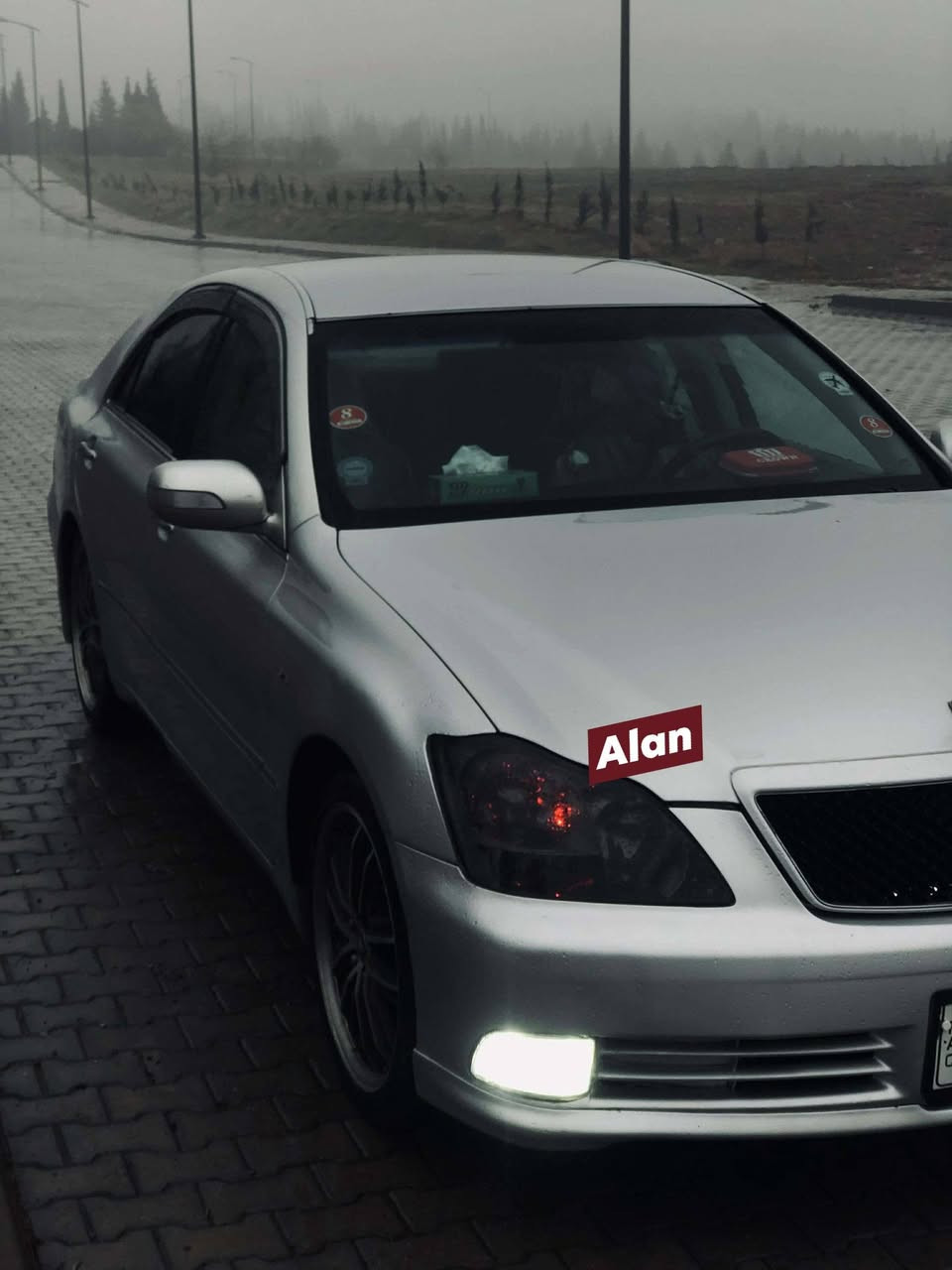 بڕاوە بڕاوە 182 شێت گەورە بە گەورە 2005
3 دوگمەی پەردە

پێش و پشت کەپس لێدراوی هیچ نیە

ڕۆیاڵە کراوە بە سپۆڕت کامل 

سەقف و بۆنیت شوشەیە زۆر پاکە

چوار ویلی سپۆڕتی نازدار 

قوەتێکی ئێنجگاری هەیە 

تەبرید سارد و گەرم

برێک بەسراوە

جامی پێش و دوا هەڵگیراوە

ئێمپی فایەری تیایە بەقەی کۆڵانێ دەنگ ئەڕوا

کوشنەکانی عەکس کراوەتەوە مەزبوتە

بۆ عەیب و عار مەگەڕێ هیچ هیچ

نرخی 47 و قفڵ و قەپات و هەپی بەیاز

*********** سلێمانی
