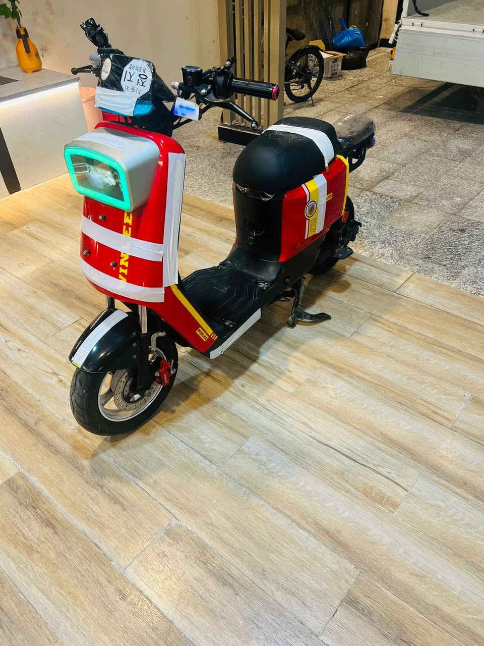 سلام عليكم دراجة شحن ار٧ دراجة نضيفة وتخبل ومبرمجة ومعدلة حلو ومرتب بطاريات جددد بعدهن بل جيس ول دراجة انضف وتخبل بيت او مراوس وي دراجة شحن سعر ٥٠٠ وبية مجال واتس ***********
