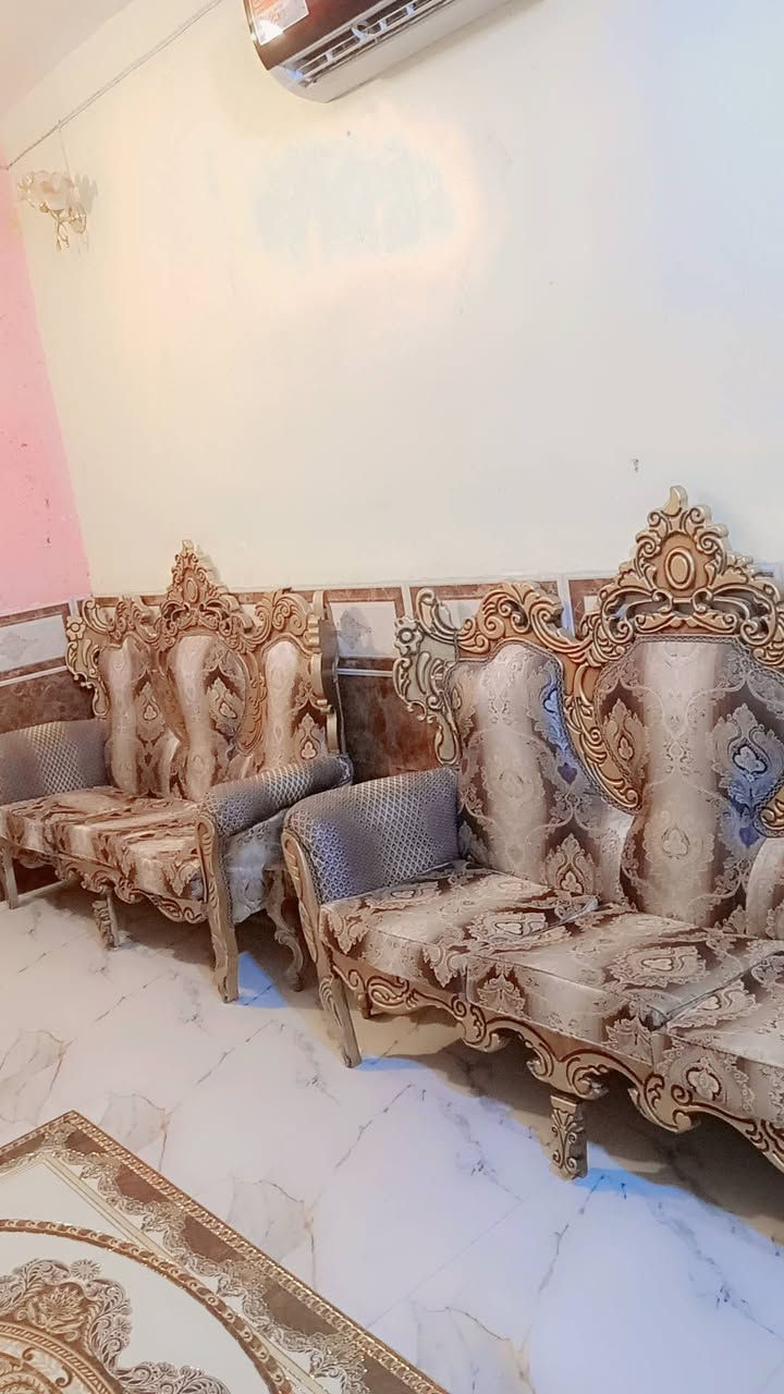 السلام عليكم
تخم 10مقاعد
خمس قطع شراي خل يتصل ***********
السعر 300مع مجال  مستعجل ع بيعته
