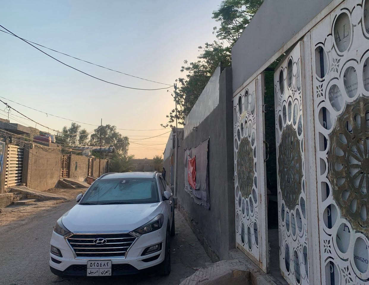 بيت 300 متر اساس وسكف صب كونكريت بناء البيت حديث كامل من كلشي تلاث غرف صاله جبيرة مطبخ حار ومطبخ بارد استقبال جبير اربع مجامع صحيه طارمه وترك وحديقة جبيرة وحديقة زغيرة البيت مروج لمعامله تطويب البيت زراعي سند 25 مكان البيت الكوفه منطقه التمايم ثاني بيت عن الشارع العام البيت صاير بشارع 10 متر تبليط 
رقم صاحب الدار ***********
