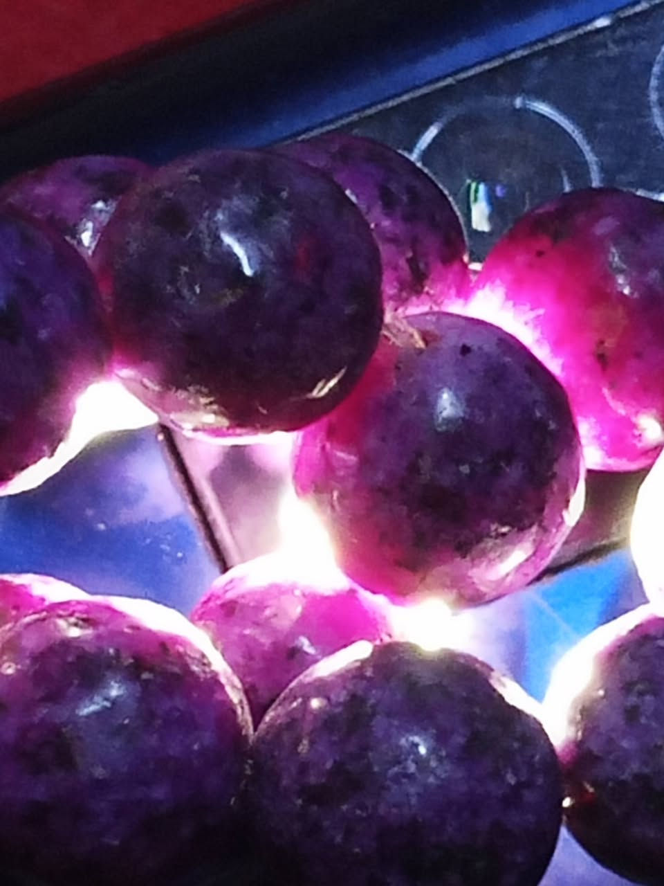 عقد من حجر الاماتسيت الطبيعي اخر شياكه 
يُعتبر حجر الأماتيست (الجمشت) "حجر الروح" والهدوء، حيث يرتبط روحانيًا بـ شاكرا التاج لتعزيز الوعي الروحي والحدس. يُستخدم على نطاق واسع في التأمل لتهدئة العقل، تنقية الطاقة السلبية، تحقيق التوازن العاطفي، وحماية الهالة، مما يمنح حامله سلامًا داخليًا وتأملًا عميقًا.


**إذا كنت صاحب هذا الإعلان وتريد حذفه لأي سبب، رجاءا أرسل رسالة إلى الدعم الفني**