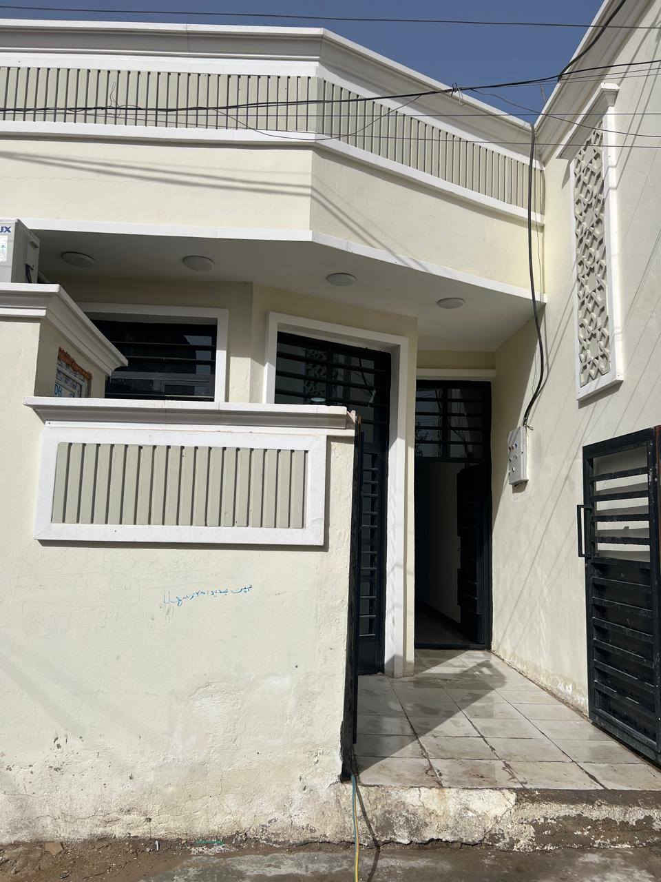 بيت ١٠٠ متر زراعي سند ٢٥ قرار محكمة منطقه حيوية بيها حركة بناء وعمران قوية صاير بكفائات السيدية بظهر كلية السلام البيت متكون من صالة وغرفة نوم ومطبخ طرمة صغيرة مدخلين مدخل من جهة الصالة ومدخل الثاني من جهة الكليدور حمامين خارجي وداخلي سطحين كبار ويمكن استغلال السطحين ببناء غرفتين اضافية منور صغير ع المطبخ شارع مبلط وعريض خدمات كهرباء وماء ومجاري والنت كيبل ضوئي
السعر ١١٢٠٠٠.٠٠٠ وبي مجال للاستفسار من صاحب العقار الاتصال على ***********
