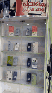 ديكور محل موبايلات للبيع  للتواصل 07809013330