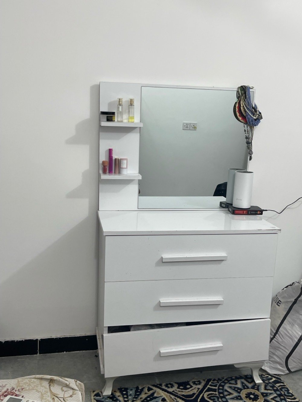 ثلاث غرف نوم تركية 
. الغرفة الاولى الزرقة الشبابية تحتوي ؏ سرير واحد وميز صغير وميز كبير وكنتور بابين
. الغرفة الثانية الوردي تحتوي ؏ سرير عدد ٢ وميز صغير وميز كبير وكنتور بابين
. الغرفة الثالثة تحتوي ؏ سرير عدد ٢ وميز صغير وميز كبير وكنتور بابين 
ابيعهن كلهم جره وحده ؏ مليون ثلاثتهم وبي مجال انزل من السعر للي جاد فعلًا يشتري