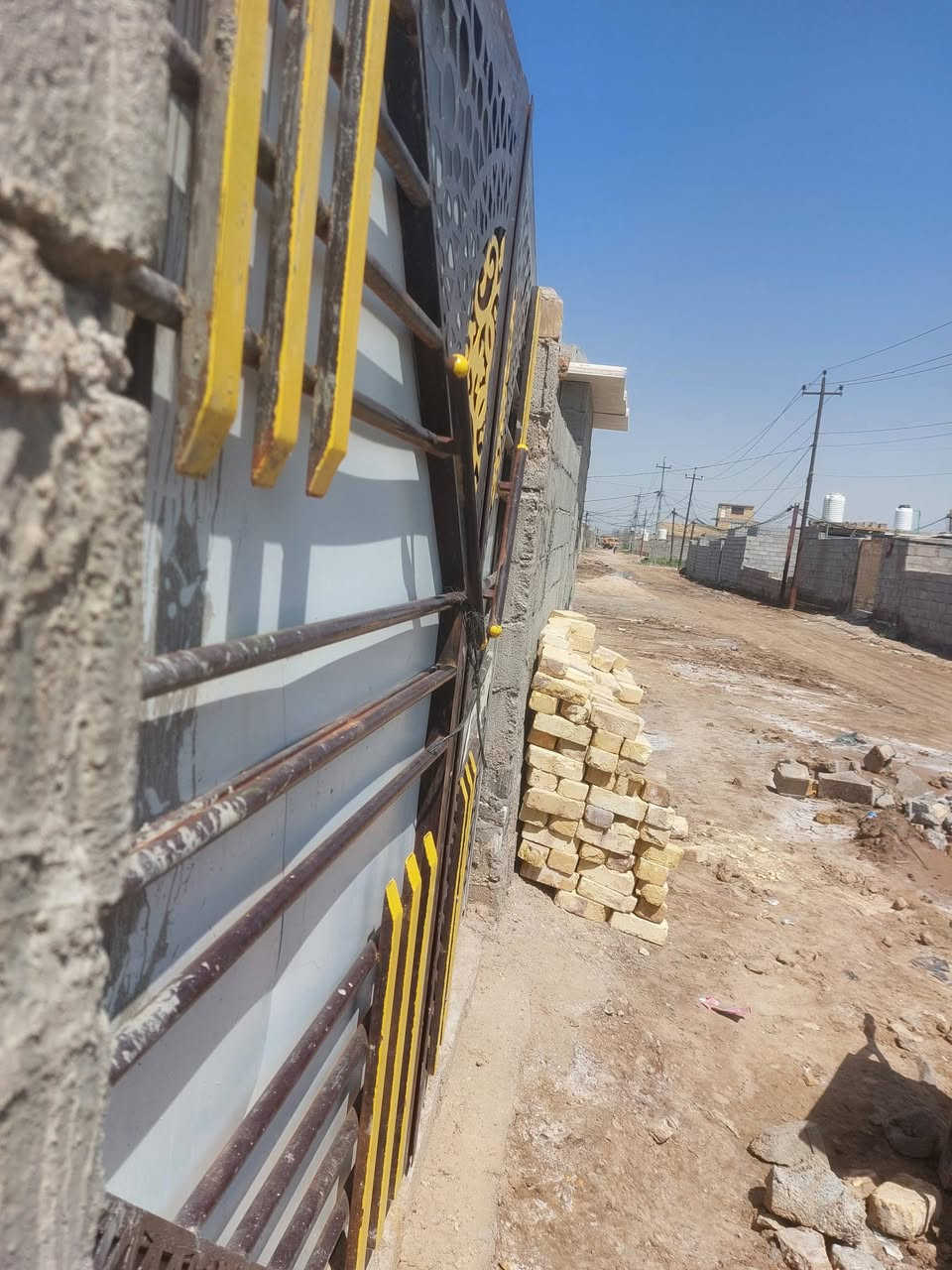 السلام عليكم بيت بحي المنتظر قرب جسر الدجيلي جهة السفحه طريق المعهد التقني
بيت 200متر مرقم ومسجل بالبلديه معاملته مرفوعه شارع اسواق ريحانه يبعد 300متر عن شارع العام يتكون من ثلاث غرف نوم وصاله واستقبال ومطبخ وحمام داخلي وخارجي. 
بتلو طابوق ارتفاع متر مفروش لايلون وملبوخ ومزفت
تاسيس ماء ومجاري كامل مواد تركي الاصلي 
محدول قفاز
سبتتنك صب مسلح
سقف ساندويش بنل الاصلي
كهرباء وماء واصله للبيت
نقص تاسيس كهرباء ولبخ مثل ماموضح بالصور
***********
