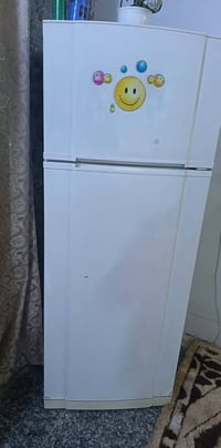 ثلاجة للبيع شغاله تبريد تجميد للبيع السعر 225 وبيها مجال المكان حي الت...