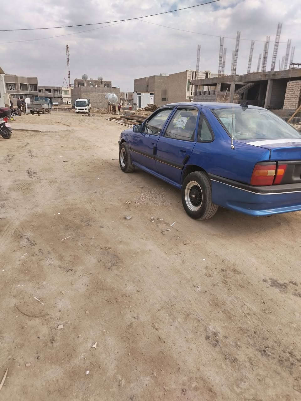 سلام عليكم  فكتره للبيع محرك 2000 سياره حلوه متحط عليهه ربع تاير جديد ويل كب سياره بسمي داخل جديد سنويه ل ٣١ سياره مال جناي ترايك وين متريد هاذه رقمي ***********
