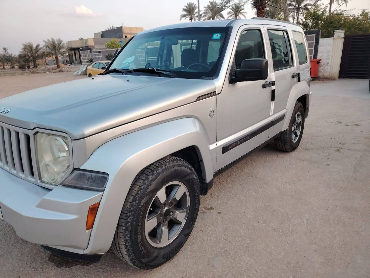 سلام عليكم 
جيب ليبرتي 2008

تخم تایر جدید
محرك وكير وحداديه 
بيها صبغ  قطعتين بنيد وجاملغ فقط بدون دواخل / ايرباكات

كلها سليمه 
 السعر المطلوب 85 وبيه مجال الشراي يتصل ***********
