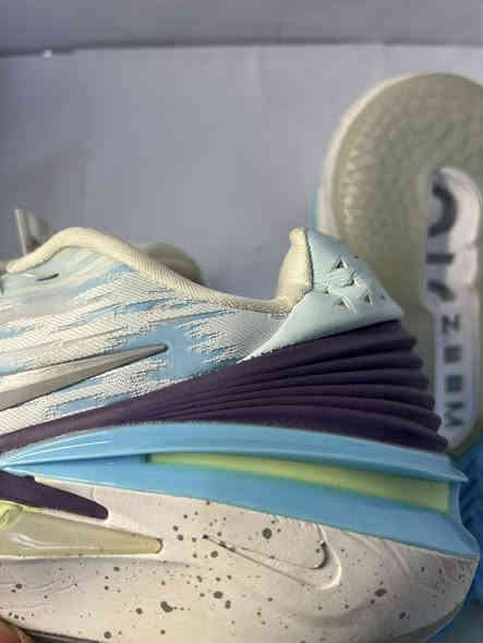 السلام عليكم.   اليوم الوحش nike zoom gt  قطعه جدا مميزه قياس 46. (30cm) قالب رياضي تلبس 45.  قطعه اصليه وجديده غير مستعمله كامل ختوماتهه وجمالهه اضعاف الواقع بالعافيه للي ياخذهه السعر 45 الف دينار  يوجد توصيل جميع المحافظات قطعه متتفوت للتواصل خاص او واتساب ***********
