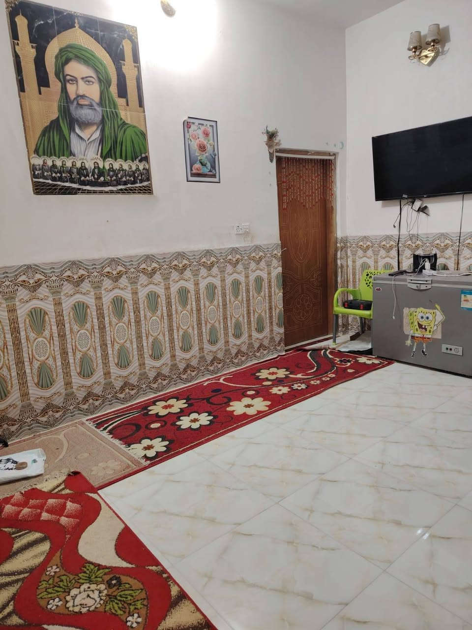 السلام عليكم طابو للبيع 125م الطابق الارضي ستقبال مطبخ صاله غرفه صحيات خارجيه حمام داخلي الطابق الثاني غرفتين وصاله ايضا يوجد برج انترنت فوق البيت كافة الخدمات متوفره  العنوان طريق المشايه فرع صيدلية صحتي
للاستفسار الاتصال على ***********

