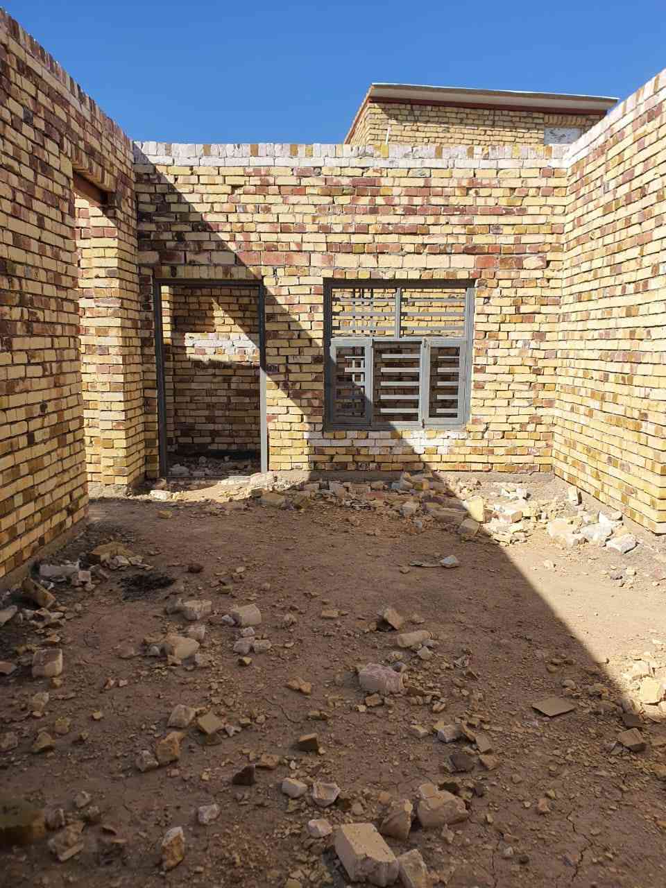 دار للبيع.. المساحه 180 بناء طابوق.. يحتوي.. 2غرف +منور  بين الغرف.+صاله 8×4 +مطبخ حار  وبارد + ستقبال 6.5×4 +صحيات داخليات وخارجيات.. المكان خلف المستشفي مباشرا بشارع رحيم ال كسار... السعر خاص. ‏‪0783 780 5549‬‏
