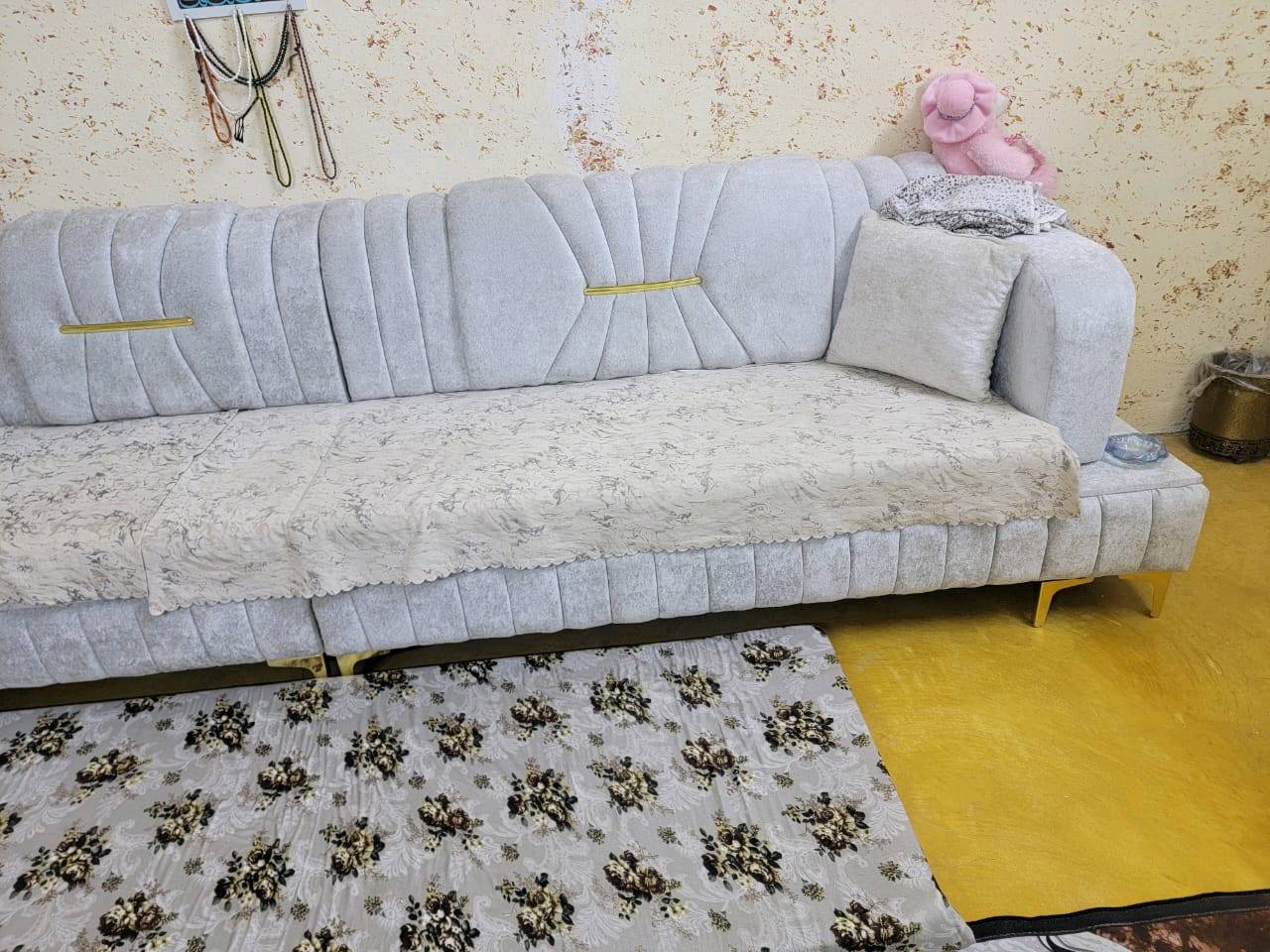 

الديكور الكامل للغرفة للبيع، يتضمن ديوان أنيق ومريح بلون رمادي فاخر، مع كراسي مريحة وتصميم راقي. كذلك يوجد طاولة بسطح يشبه الرخام تضيف لمسة جمالية للمكان. الديكور مثالي للصالونات والضيوف، ويتميز بالحفاظ الجيد والنظافة.
