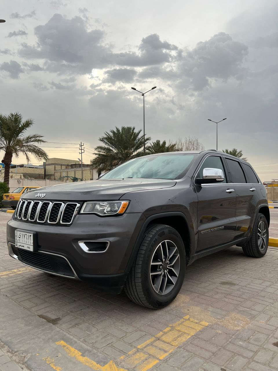 سلام عليكم جيب لاريدو مديل ٢١ فول للخير حادث موضح السعر ٢٠٠ وبيها مجال قليل مكاني بغداد ***********
