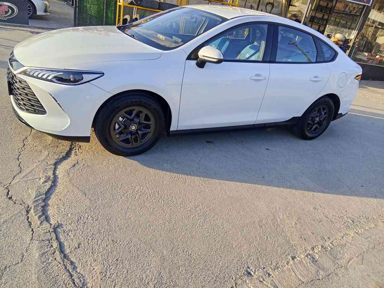 سلام عليكم 
سيارة بي واي دي...... كن بلاس.....  BYD.
للبيع ..سيارة نظيفة جداً 
غنية عن التعريف 
الكشنات مدوشمة ..وارضية .وسفاري..وتغليف حراري الداخل
رقمها بغداد....مميز.....
السيارة متكاملة  ما بيها اي نقص.
مبرمجة ...والتطبيقات كلهة نازلة ..
ملاحظة ...بيها خسفة بسيطة بلتكمة الي فوك الباب خلف الصدر...محددة بالصور...
مكان بغداد حي الجهاد
السعر..18.750
بيها مجال بسيط 
رقم الهاتف.....***********......
