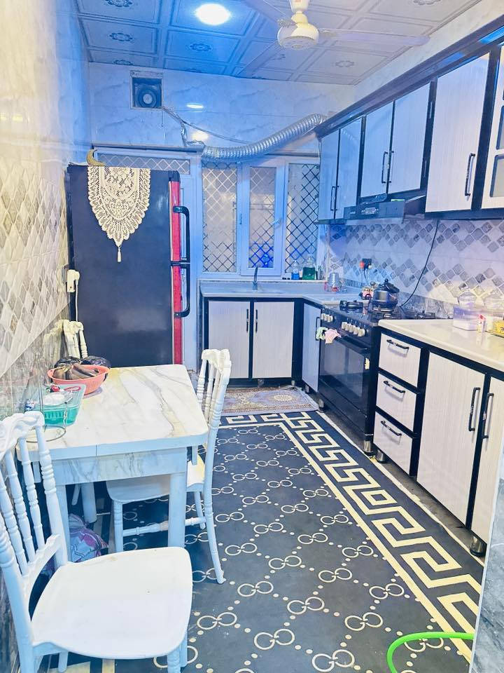 بيت ١٢٤ متر في البراكية شارع سكلة ابو ضياء 
يحتوي غرفة واستقبال وصاله ومطبخ وحمام داخلي وخارجي 
البيت كلة سيراميك وسقوف ثانويه ونضيف جدا 
السعر ٣٠ مليون 

‭٠٧٨٨ ٠٠٠ ٢٦٩٨‬
