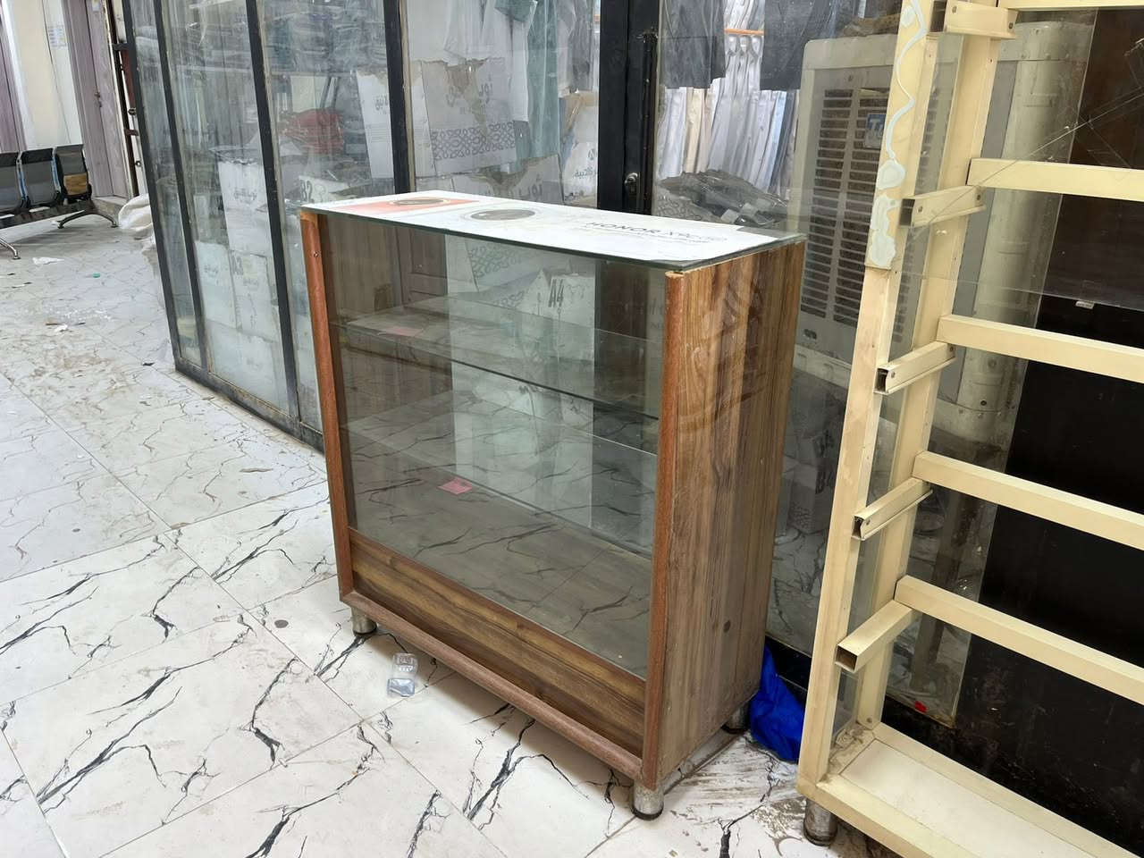 للبيع باترينا 100x40
العدد 4نضافتها 100%
السعر 300الف وبيها مجال 
للاستفسار***********
