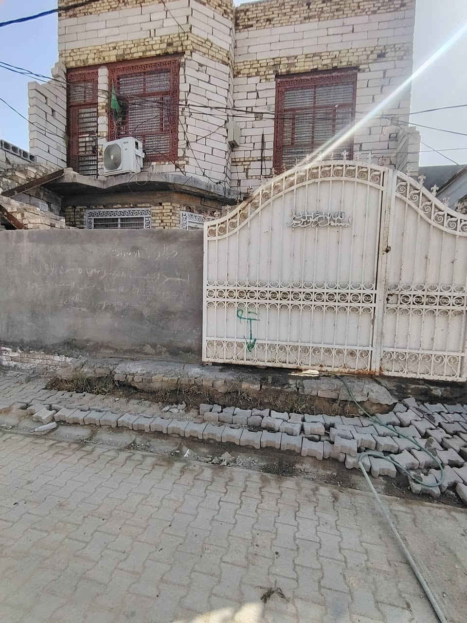 بيت للبيع مساحه 185 حي الامين الاول مقابيل حسينيه مالك الاشتر كونكريت مسلح طابقين طابو زراعي سند 25 للستفسار ***********
