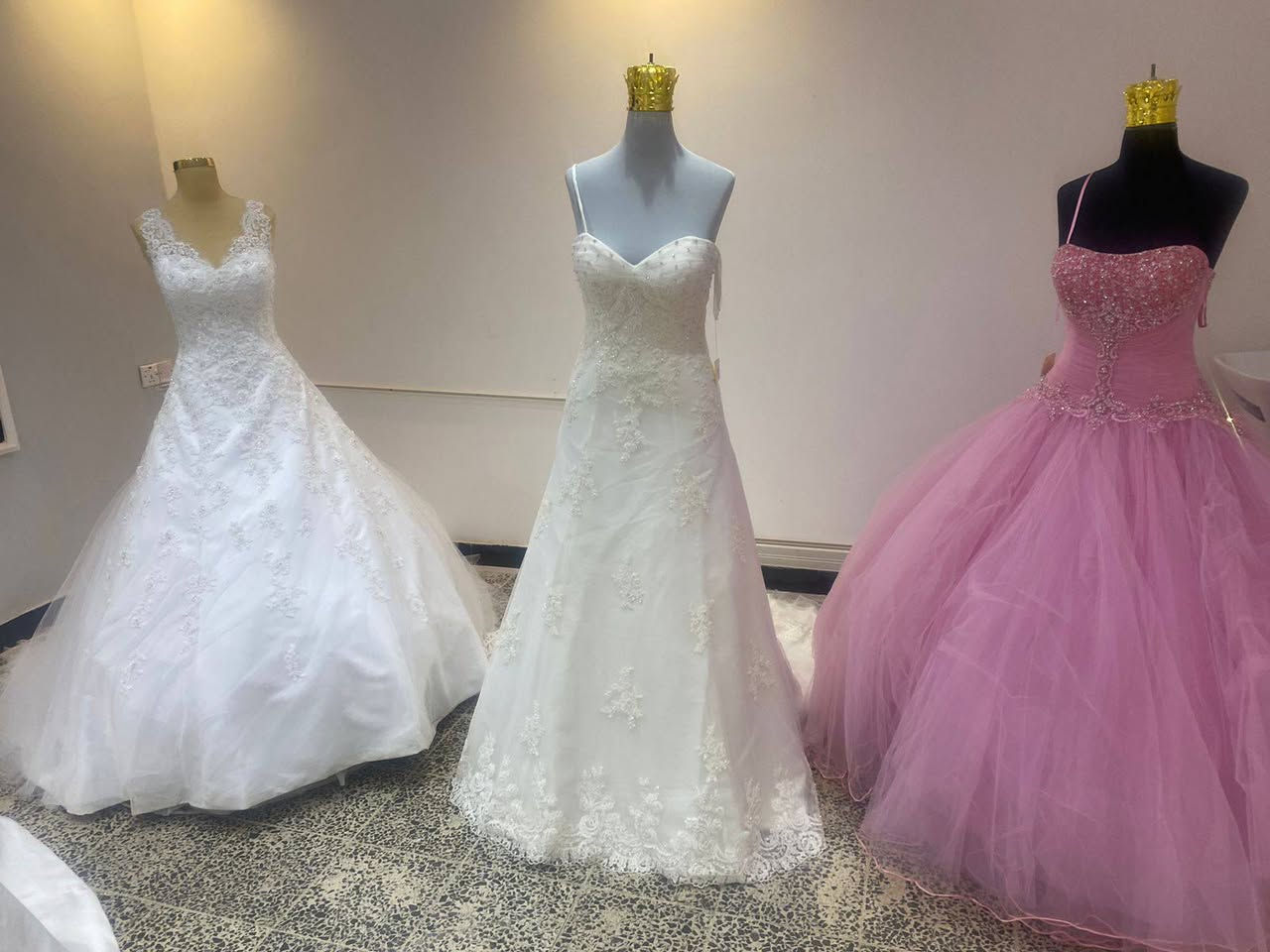 عندي بدلات اعراس جدد بس مخزونات ينرادلهن غسل وكوي العدد 250 بدلة اذا شلع على 50 الف القطعة 

***********
***********
