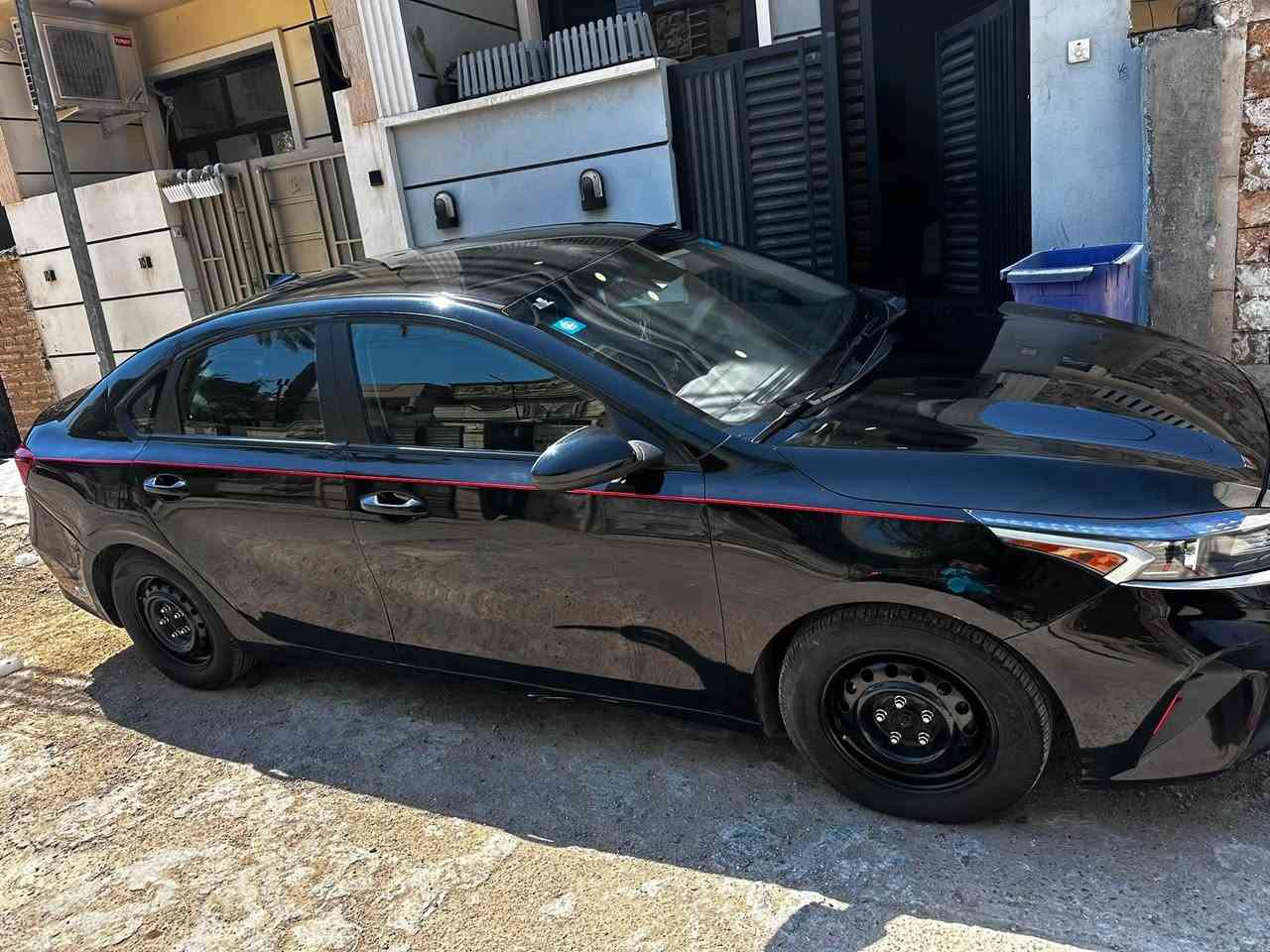 السلام عليكم فورتي 23 للبيع
نص مواصفات حادثه جاملغ خلفي فقط  بدون ايرباك بدون دواخل بچم كبس ولا گلوب سيرفس مشتغل صافيه 
السياره جاهزه ربع مصرف مابيها كير مكينه كفاله صدرها مكفول
ماشيه 50 الف كيلو مو مييل بدون ايرباك السياره جاهزه للاخير تبريد ثلج  
مكانها بغداد الغزاليه سعرها 132 وبيها مجال 
***********
