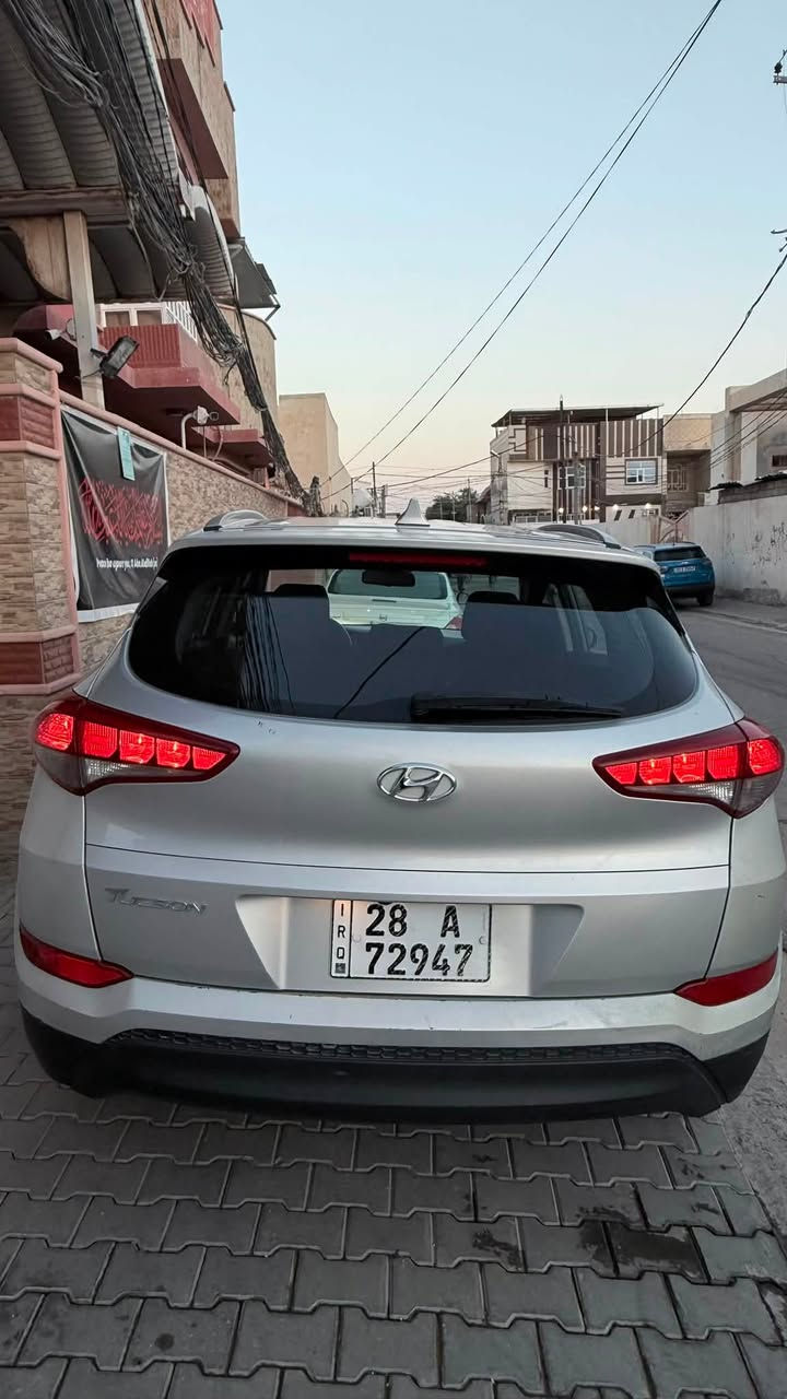 هونداي توسان 2018 وارد امريكي
ماشيه 172,586 ميل 

الموصفات :- 
موديل 2018 
دفع رباعي 
محرك 2000 GDI 
مانع انزلاق 
كشنات تدفئة 
انظمة  قياده اعتيادي ايكو سبورت 
لايات زينون 
كاميرا خلفيه 
مثبت سعرة 
ابل كاربلاي
تحكم ستيرن
مثبت سرعه 
نظام التحكم بالجر
السعر 135 ورقة وبيه مجال بسيط 
للتواصل ***********
