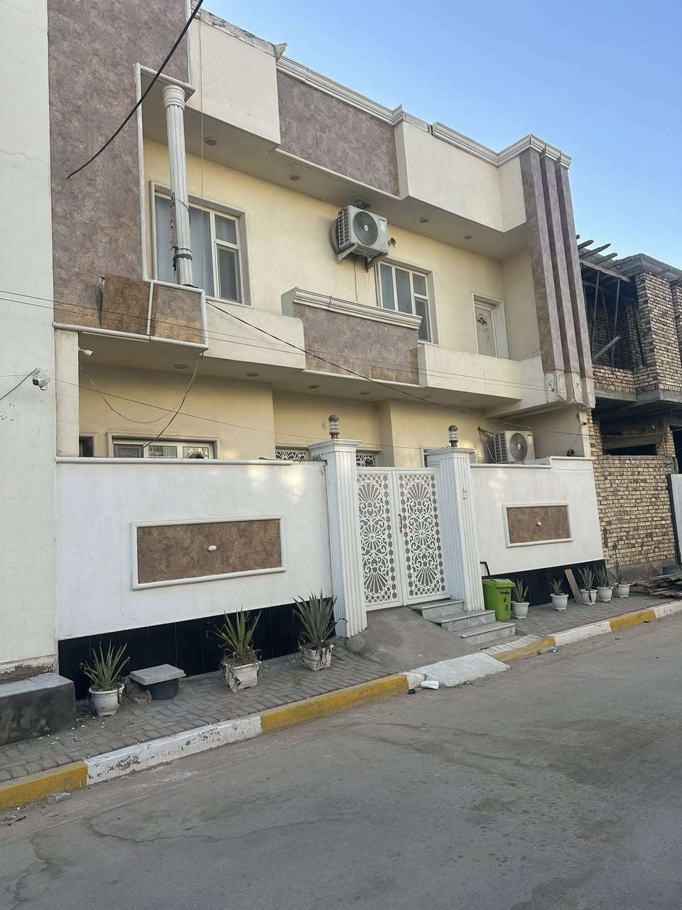 يا الله
بيت للبيع طابو صرف (100مترمربع) 

حي الجامعه ثاني بيت عن الركن—-)

مقابيل مدرسة الجامعه الابتدائية—)

طابقين 3غرف نوم براني صاله مطبخ)

صحيات داخليه وخارجيه  عالي عن الشارع)

السعر 170مليون)قابل لتفاوض للاستفسار 

***********
