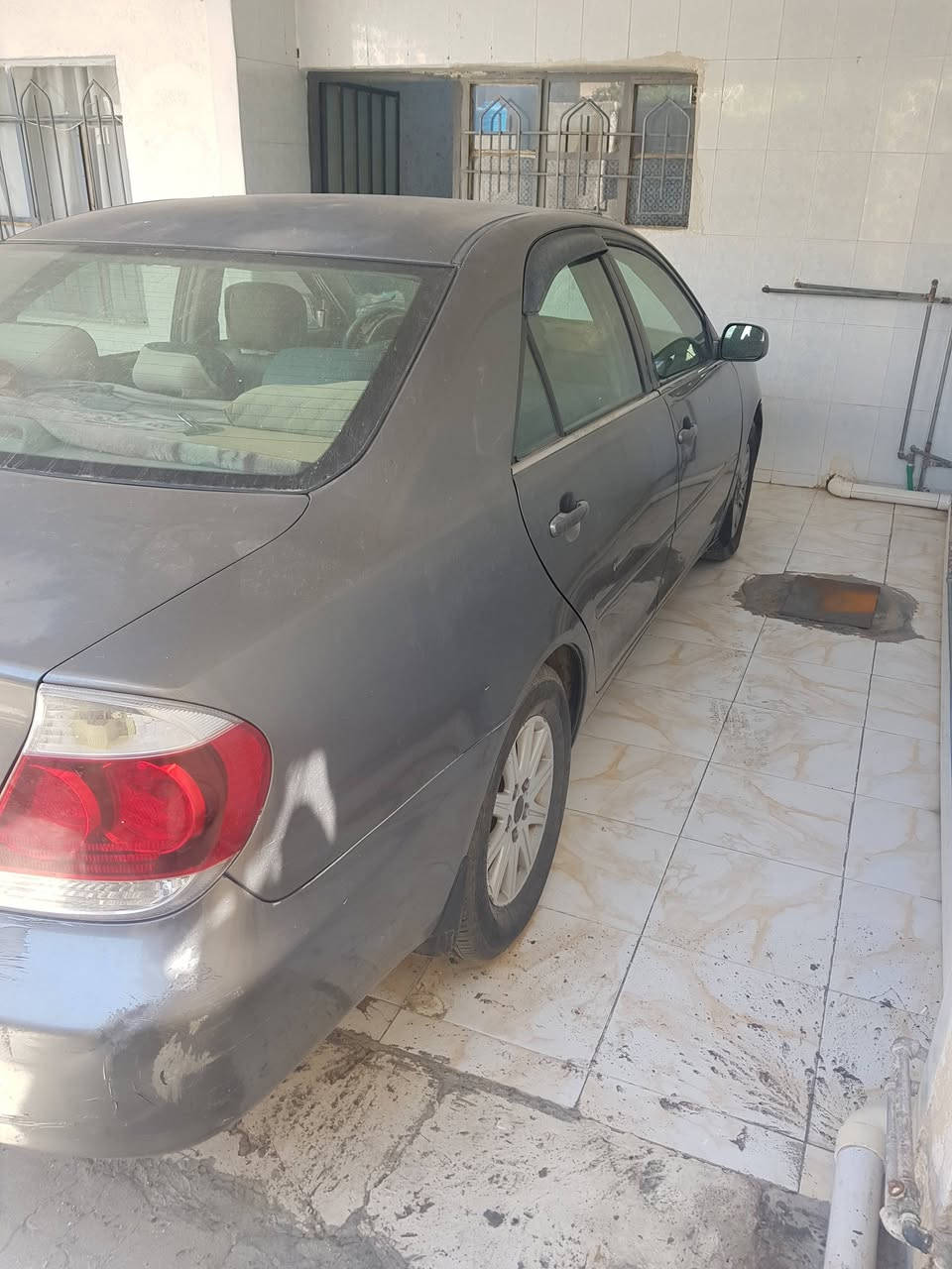 السلام عليكم 
السعر (85) وبيه مجال بسيط كامري 2006 وارد امريكي 6 سلندر مال جنايه 
بيه جراد بسيط وجاملغ خلفي بي ضربه ومصبوغ بلاد باقي السياره مابيه قطرة صبغ رقم اربيل تحويل مباشر مكاني رمادي هاتف ***********
