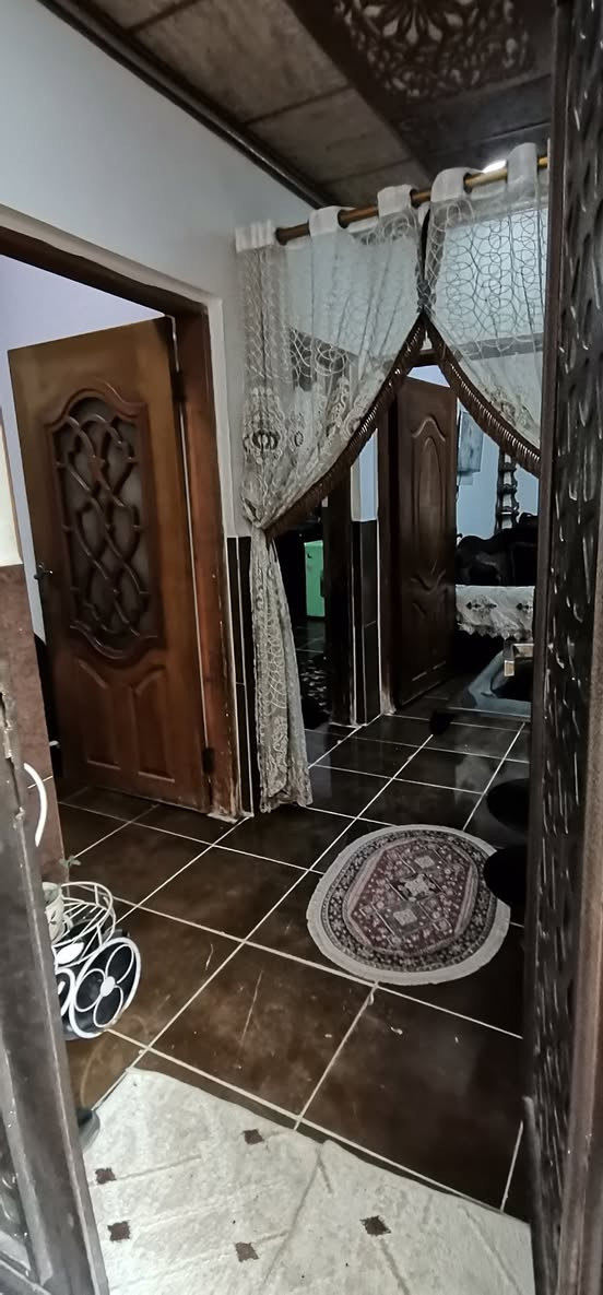 السلام عليكم دار للبيع المساحه 100 مربع قاطين يحتوي علا استقبال ومطبخ وهول وغرفه نوم وصحيات القاط الاول والقاط الثاني يحتوي علا ثلاث غرف نوم وصحيات بيت مرتب والموقع كلش حلو فول خدمات يبعد عن الشارع العام  عشر امتار العنوان شارع ابو وليد قرب التقاطع وذا اكو مراوس ابيت مساحه 200 متر ماعندي مشكله بس يكون مرتب وقريب علا الشارع للستفسار اتصل علا الرقم التالي *********** ملاحظه البيت يباع هوه والاثاث
