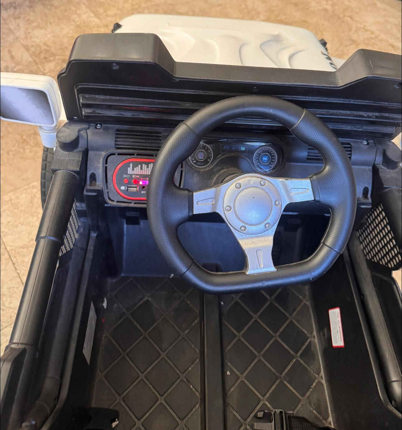 سلام عليكم
سياره اطفال اصليه نظافه ٩٨٪؜
تكفي نفرين 
٤ ماطور 
بلوتوث 
تاير ربل مو بلاستك 
ريمونت تحكم عن بعد 
السعر ٢٥٠ [***********]
