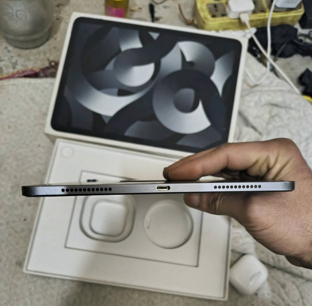 ايباد air 5 معالج m1 المعروف باادائه الخارق نظافة ٩٧٪ ذاكرة ٦٤ بطارية ثمانينات وياه شاحنة وكارتون بصمه إصبع متوقفة فقط سعر ٤٥٠توصيل متوفر أو مراوس بايباد حسب القناعه