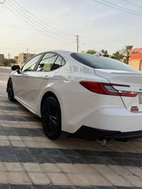 كامري SE هايبرد • ٢٠٢٥ • ماشي ٣٨٠٠٠كم