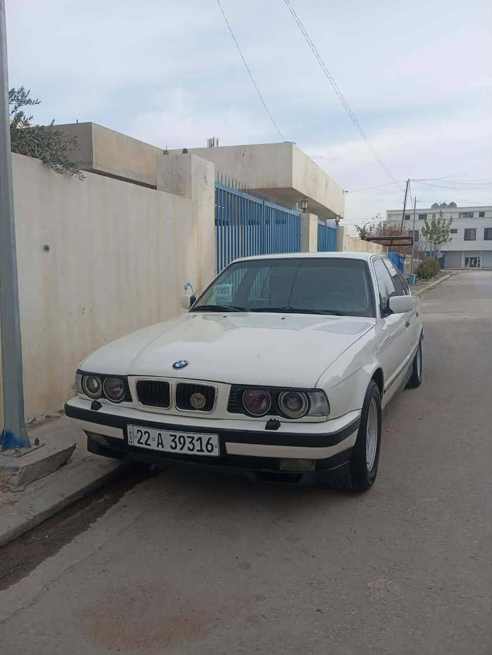 ١٩٩٣
دووپارچەیە جەمپی پێش و پشتی هەیە خەفیف دۆسەی لای سایەقی گرتووە بڕەک سەیارەیەکی توند و تۆڵە و سەنەوی نوێیە وگێڕ ومەکینە خاوێنە ماڵی دۆستە و مەسروفی تیا نیە سعری ‌‌ ٦٠ وەرەقە و مجال
*********** 
نامە مەنێرە موشتەری تەلەفون لۆ ئەوڕەقەمەی بکە أربيل, العراق
