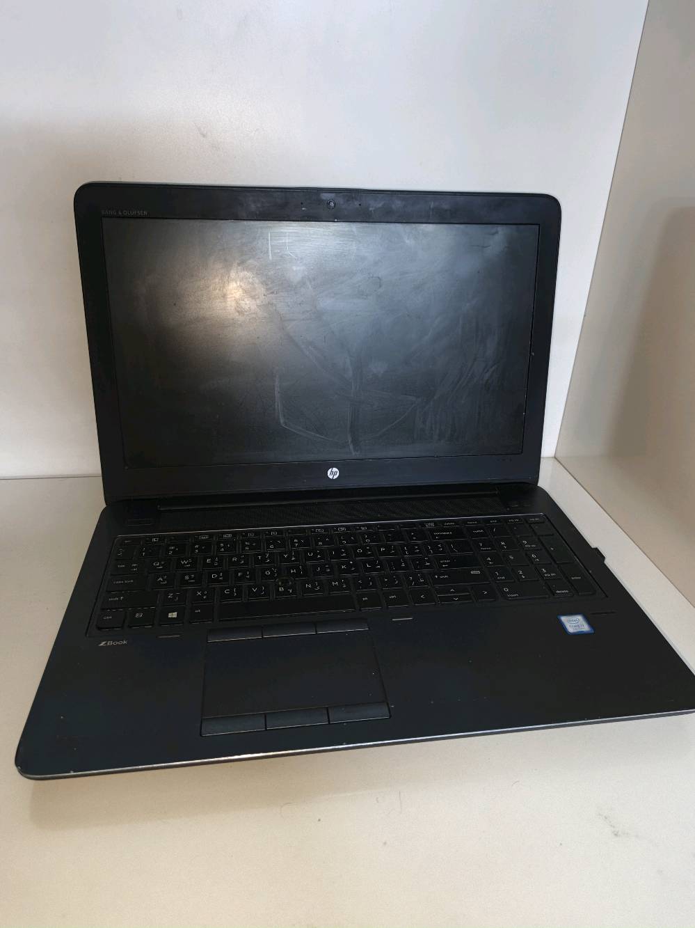 ​⚡️ للأداء القوي والعمل الشاق.. متوفر لدينا HP ZBook 15 G4 ⚡️
​تبحث عن لابتوب يجمع بين القوة، المتانة، والأداء الاحترافي؟
نقدم لكم الجهاز المثالي للمهندسين، المصممين، ولكل من يحتاج جهاز "اعتمادية" في العمل اليومي.
​المواصفات التقنية:
🔹 المعالج: Intel Core i7-7700HQ (أداء فائق السرعة).
🔹 الرام: 8GB (قابل للزيادة لتطوير الأداء).
🔹 نظام التشغيل: Windows 10 Pro أصلي.
🔹 التصميم: سلسلة ZBook المعروفة بهيكل خارجي مقاوم للصدمات وجودة تصنيع عالية.
🔹 الصوتيات: نظام صوتي احترافي من Bang & Olufsen.
ذاكره ٥١٢ ssb 
​✅ الحالة: الجهاز بحالة ممتازة وجاهز للعمل المباشر.
✅ الاستخدام: مثالي لتشغيل البرامج الهندسية، التصميم الجرافيكي، وإدارة الأعمال.
​📍 متوفر الآن في بغداد البلديات 
💰 السعر: [350 الف ]
📞 للاستفسار والحجز: [***********]