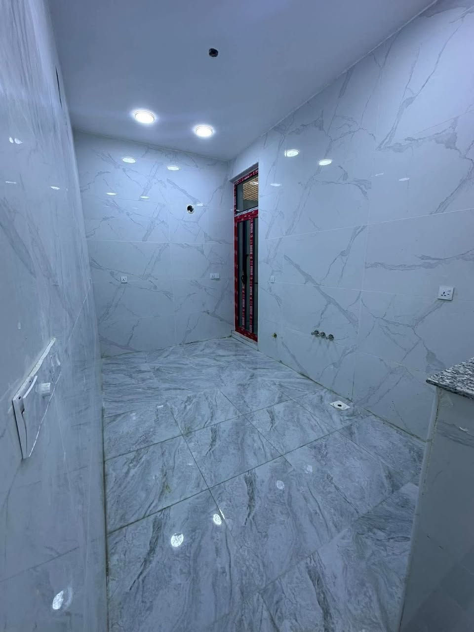 #لـلايـجـار فـي السيـديـة

شقتين زيرو ممسكونات طابق اول وثاني كل طابق يحتوي على غرفه نوم وصاله ومطبخ وخدمات صحيـة .

لـلاستفسار : *********** متوفر واتساب .

بأمكانك عرض عقارك عندنا 
زبائننا الكرام نستقبل كافة عروضكم وطلباتكم 

#مكتب_القيسي_للعقار_والأعمار
شارع المركز مقابل مستلزمات التفاح الاخضر .
