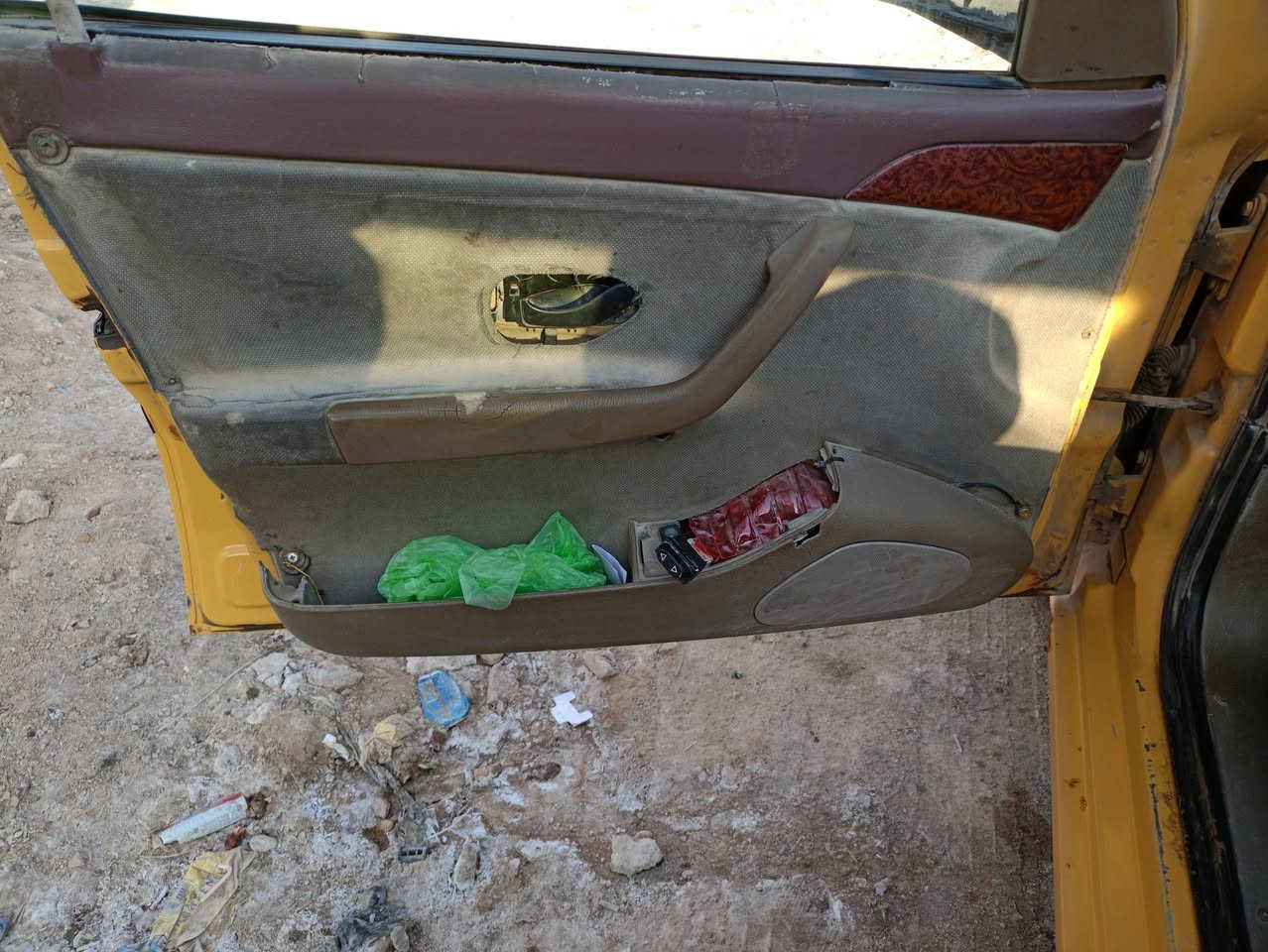 سلام عليكم سمند للبيع موديل 2011
ناطق رقم بابل الماني بسمي تحويل مباشر سنوية 2026 
بيها خياسات بالدوس وبالداير مال التاير الخلفي يسرة ويمنة مثل ما موضح بالصور الدوسات موجودات بس ما شادهن
كهربائيات كلة شغالة كير ومحرك بلاد حدادية جديدة خلفي وامامي السعر 24 وبيها مجال والشراي بي خير ويدلل ترهم مراوس بشيريa5 أو فلاوين أوMK مكاني بابل الكفل *********** متواجد ماسنجر
