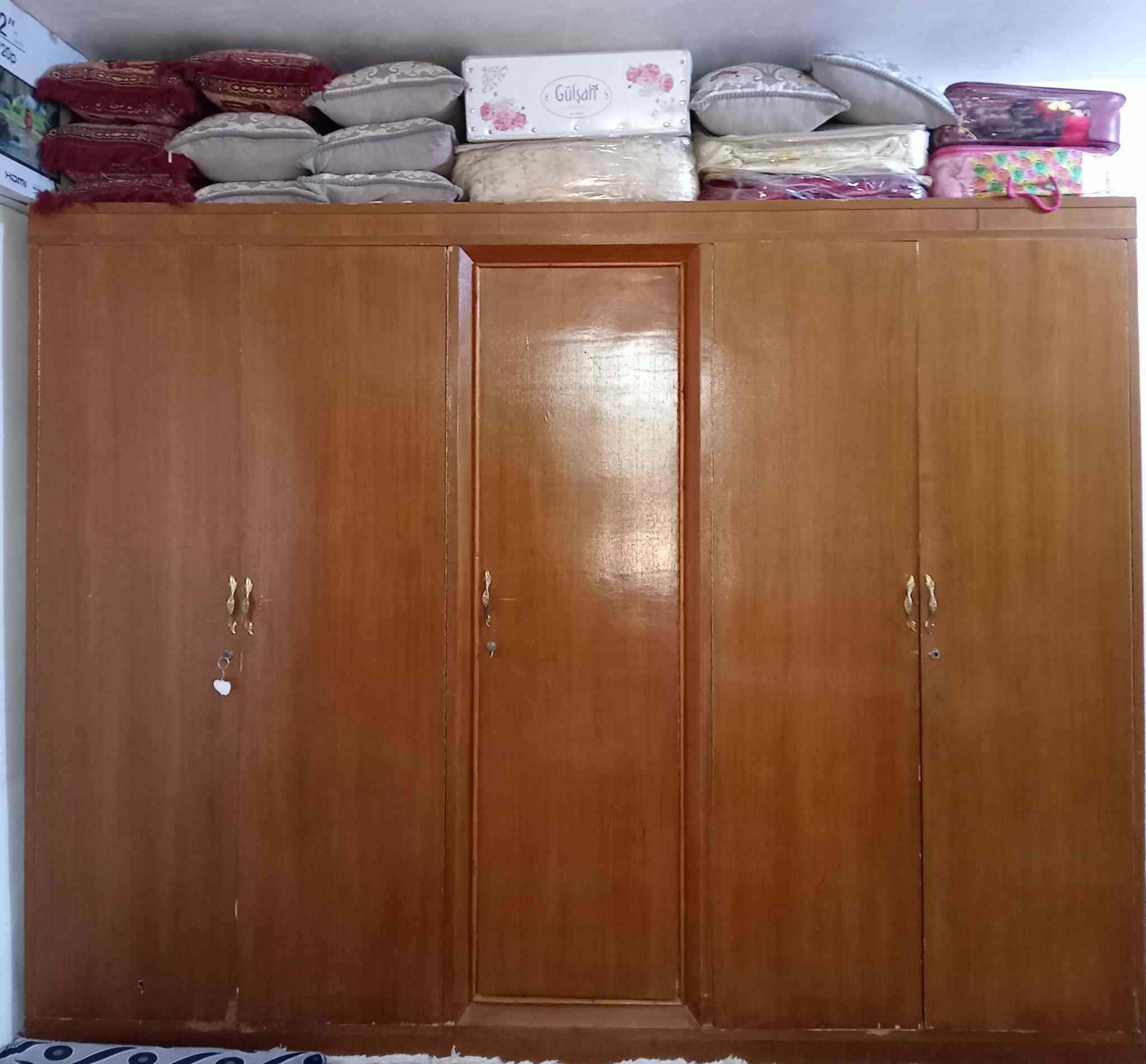 سلام عليكم يوجد غرفة نوم البيع خشب عراقي نضيف مكاني قرية الرافده ***********
