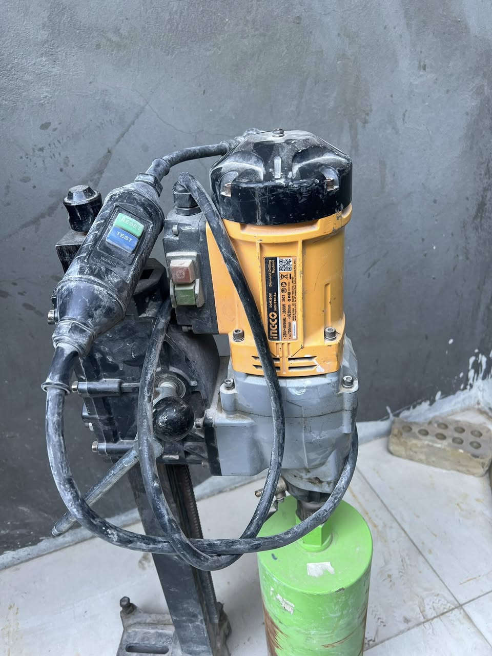 كور استعمال قليل على فحمات الشركه شرط الفحص مع بريمه 6" و 4" السعر 300 العنوان النجف ***********
