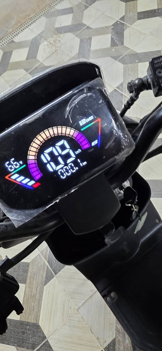 R7 وينلي اصلي
الدراجه توني ماخذها جديده صارلها عندي 20 يوم 

5 بطاريات 4نمر سرعتها 109 تمشيك 35 كيلو واحتمال اكثر حسب الضغط عليها انا ماشي بيها 35 كيلو وبيها حبايتين الدراجه جديده كلشي بيها شغال وبعدها بجيس المعرض 

تشغيل بصمه عن بعد وكارت شاشة وسويج 
مكاني بصرة ابي الخصيب محيله
*********** السعر 650 الف وبيها مجال بسيط جداً
