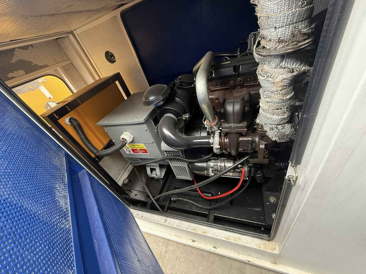 السلام عليكم 
بيركنز 3 سلندر سوبر 
65kva 
ساعات العمل اقل الف ساعه 
نظام اوتو حمايه فول اوتماتيك
وضع بلاد شركة  
أربيل صناعه جنوبيه 
نظام اوتو حمايه فول اوتماتيك
وضع بلاد شركة  
🚚يوجد توصيل الى جميع المحافظات وبضمان🚚
🚚كياندن هةية بو هةموو شاركان بةكرينتى🚚
 للاستفسار:
 ابو علي 
***********
***********
***********
