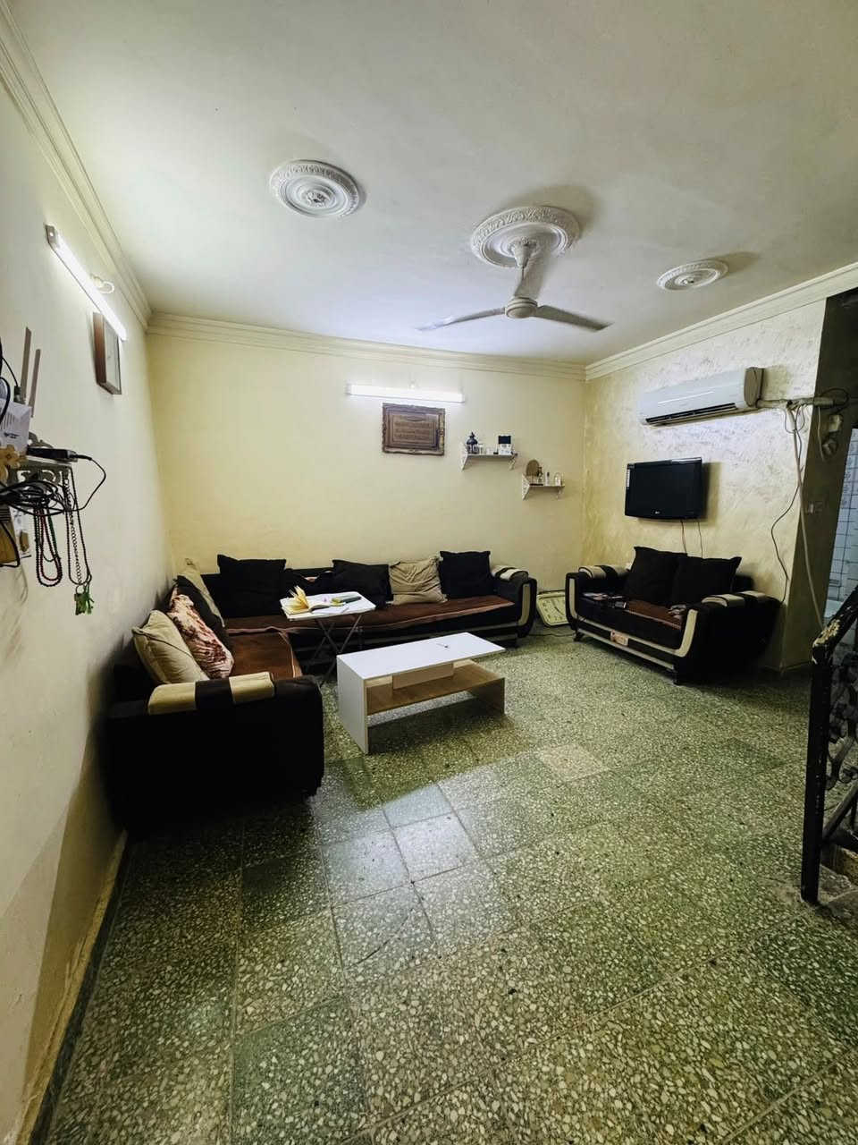 السلام عليكم
دار للبيع مساحه 200 م واجهه 10 نزال 20 
طابقين يحتوي على 4 غرف نوم جاهز للسكن 
حي الجهاد منطقة الامانه خلف الحديقه النموذجيه 
لمعرفت السعر يرجى الاتصال بلارقام التاليه 
مكتب النسيم للعقار 
***********
***********
