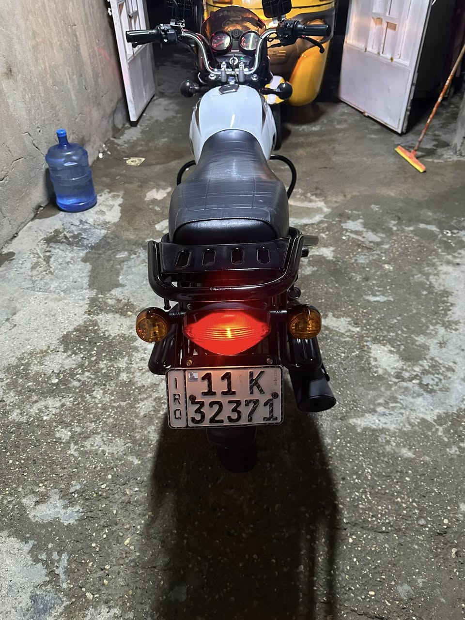 السلام عليكم دراجه بوكسر كلاسك موديل 23 نازله بل 24 شهر الرابع  دراجه جديده و نضيفه و استعمال شخصي يعني ما مشتغله دلفري و برغي ما مفتوح بيها و وديها اي مصلح يعجبك  دراجه خير من الله ماشيه 13 الف و ما صار هوايه من نازله من الرمبه تجي تفحص بيدك بيها نقص واحد الصفاحيه الي من جهت الباتري نباكت   *********** عنواني بغداد الشعب
