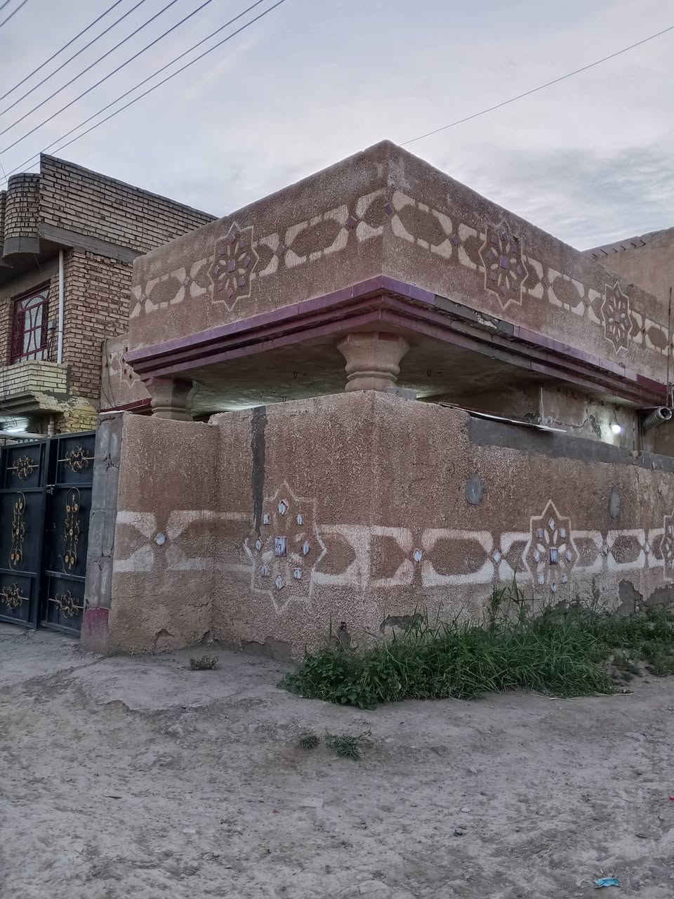 سلام عليكم دار للبيع المساحه 150متر يحتوي علا غرفتين نوم مطبخ صاله صحيات داخلي خارجي وكراج الاستفسار علا الارقام  ***********.***********
