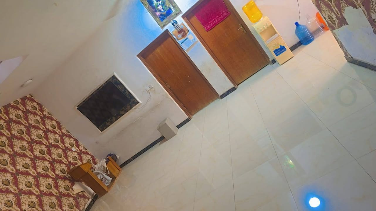 السلام عليكم 
بيت طابو صرف زراعي المهديه الثالثه قرب جسر صدام 
المساحه 200م  يحتوي عل مطبخ ط5×4ع+استقبال ط6×4ع+حولي جبير +غرفتين ط4×4ع+ صحيات داخل وخارج للاستفسار اكثر التواصل  واتساب ***********او الاتصال عل ***********
