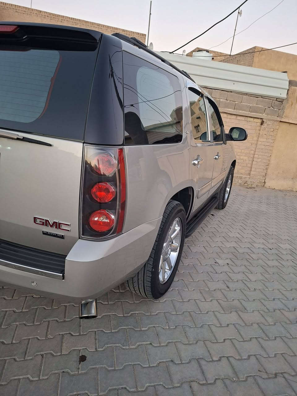 السلام عليكم 
يوكن GMC  مديل ٢٠٠٩ SLT 
سياره خليجي كفاله عامه من كل شي  لون شمباني  مكينه  كير تبريد حداده كهربايات سياره جاهزه خير من الله ماتصرف عليها دينار  رقم بصره  انكليزي بسمي  الاتصال  بالرقم  ***********
