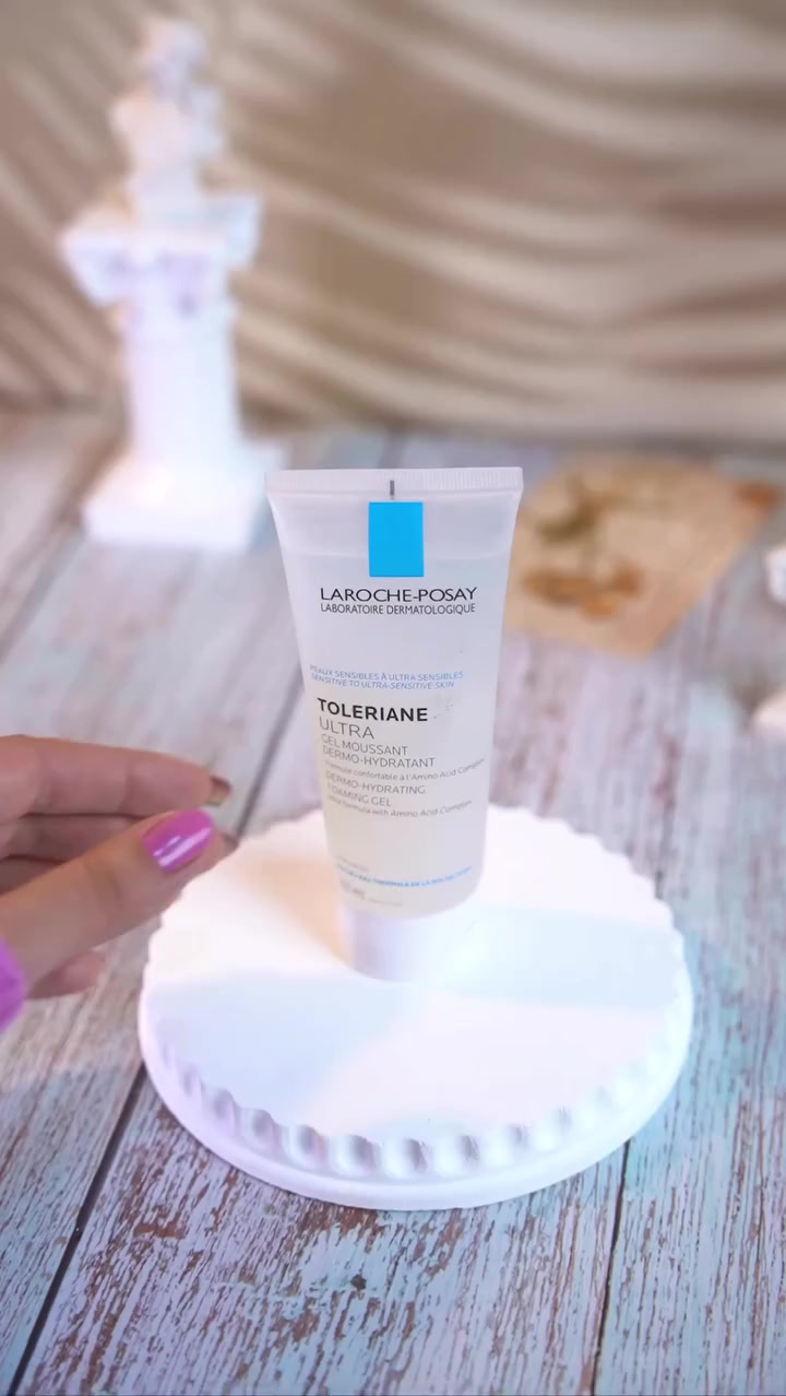 جل TOLERIANE ULTRA GEL MOUSSANT من ماركة LA
ROCHE POSAY

السعر 30 الف مع التوصيل لكل محافضات العراق 

جل منظف لطيف يمنح البشرة نظافة عميقة دون التسبب في التهيج.

الفوائد الرئيسية:

تم تصميم جل TOLERIANE ULTRA GEL MOUSSANT خصيصًا للبشرة الحساسة والتي تعاني من التهيج. يقوم بإزالة الشوائب والزيوت من البشرة دون التسبب في الجفاف أو التحسس. يحتوي على تركيبة خالية من الصابون والعطور، مما يجعله مناسبًا لأكثر أنواع البشرة حساسية.

طريقة الاستخدام:

بللي الوجه ثم ضعي كمية صغيرة من الجل ودلكي بلطف لتكوين رغوة. اشطفي جيدًا بالماء. استخدميه صباحًا ومساءً أو حسب الحاجة.

مميزات المنتج:

مناسب للبشرة الحساسة والمعرضة للتهيج.

يقوم بتنظيف البشرة دون أن يسبب جفافًا أو شدًا.

خالٍ من الصابون والعطور والبارابين، مما يقلل من خطر التحسس.

تركيبة مختبرة تحت إشراف أطباء الجلدية، مما يضمن أقصى درجات الأمان عند الاستخدام.

الحجم: 100 مل

للطلب التواصل خاص 

1-مراسله الصفحه 

2-الاتصال واتساب ***********
