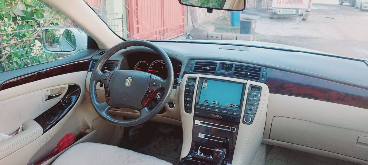 بەناویی خودا
شاهینەی ساغ 
2007ـــــ 182
گەورەبە  گەورە
بێ   بۆیاغ هەمووگیانی  وەک شووش وای بێ  شووخت و بێ   ڕەگلەو چاڵ و چۆڵی
سەیارەکە سفز سفرە  سەیارەی ماڵانە 
هەموو گیانی  بە شەرت 
لایتی  ناوچەیی کوێر 
سێ دووگمەی  پەردەی 
ساج مەلەکیی
سکوانی لکززە
چوارتایی  تازەی لە ژێرە
کۆشینەکانی هەمووی بەرگی گیراوە
دەشبول سەقفی وە  شووشەیە  
بێ  دووگەڵ و 
ماڵی  دوستەو  هەمووگیانی  بەشەرت
جامی  پێشەوەی درزێکی تێدایە
نوکی چاملۆغی  پێشەوە  شوێن ناولەپێ   بۆیاغی هەیە بەس مووشتەریت لە خزمەتت دام  لەگەڵتا دێم بۆ لای  10 فیتەر
***********
