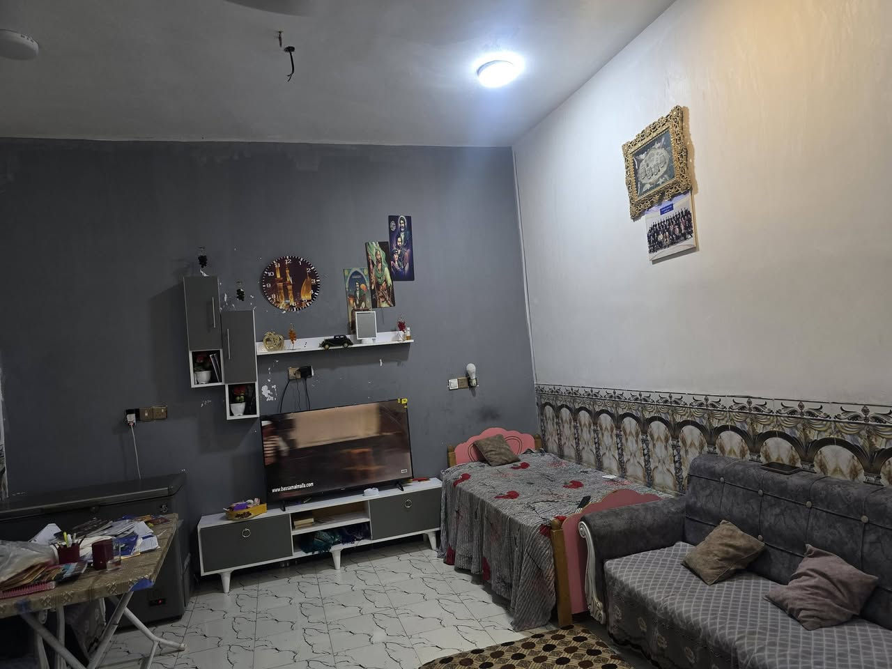 دار للبيع — موقع مميز
📍 الموقع: حلة / أبو عجاج
يبعد عن الشارع الرئيسي تقريباً 50 متر

▪️ المساحة: 250 متر
▪️ الواجهة: تقريباً 12 متر
▪️ النزال: 22 متر
▪️ البناء: 2023
▪️ طابق واحد

مواصفات الدار:
• غرفتين
• هول
• استقبال
• مطبخ
• صحيات داخلية وخارجية
• حديقة خارجية

السعر: 140 مليون
يوجد مجال بالسعر للجادين

للاستفسار:
الاتصال على الرقم:***********
