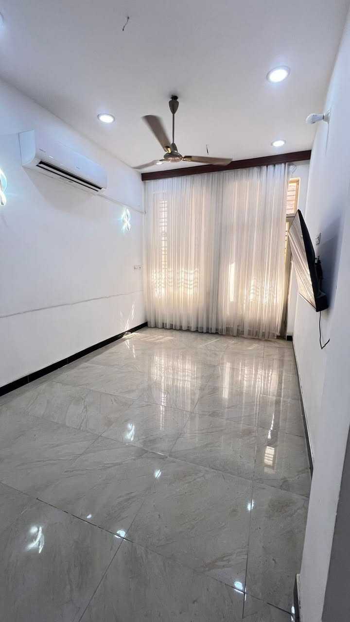 بيت نضيف للبيع
طابقين ونص الطابق الارضي بي استقبال وهول ومطبخ وغرفة نوم وصحيات
والطابق الاول بي تلث غرف نوم وصحيات 
والطابق الثاني منور وسطحين 
منطقة  الشالجيه مضرب الدبات 
رقم الهاتف 
***********
١٠٠ متر واجهه ٥ نزال ٢٥

