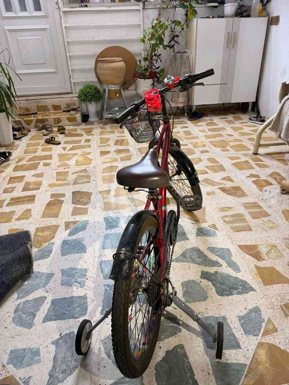 ئەم دوو پاسکیلە سورەکە قیاسی ٢٠ پرتەقالیەکەش ١٨ هەردووکی بە گێرە  سەحری هەردووکی ٢٠٠ هەزارە  ئەوەش ژمارەکەی خاوەنی *********** أربيل, العراق
