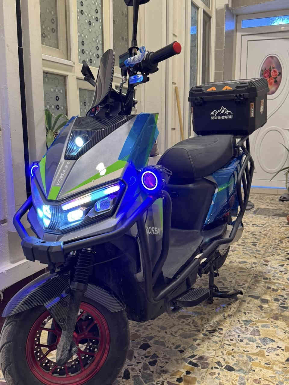 السلام عليكم ماطور شحن للبيع موديل 26 بعده جديد نضيف حيل مستعمل شهر فقط كامل مكمل خوذه وياه بصمه وسويج وكارت دبل إشاره بي بلاتوث هورن نضام بك الماطور ٦ بطاريات كبار على فحص شرط لايت عالي ناصي متغير الألون  مدرع بل كامل صندوق خلفي كبير سعره ٧٠٠ الف بي مجال 🔥 عنوان رمادي تأميم قادسيه الاولى اتصال على رقم ***********
