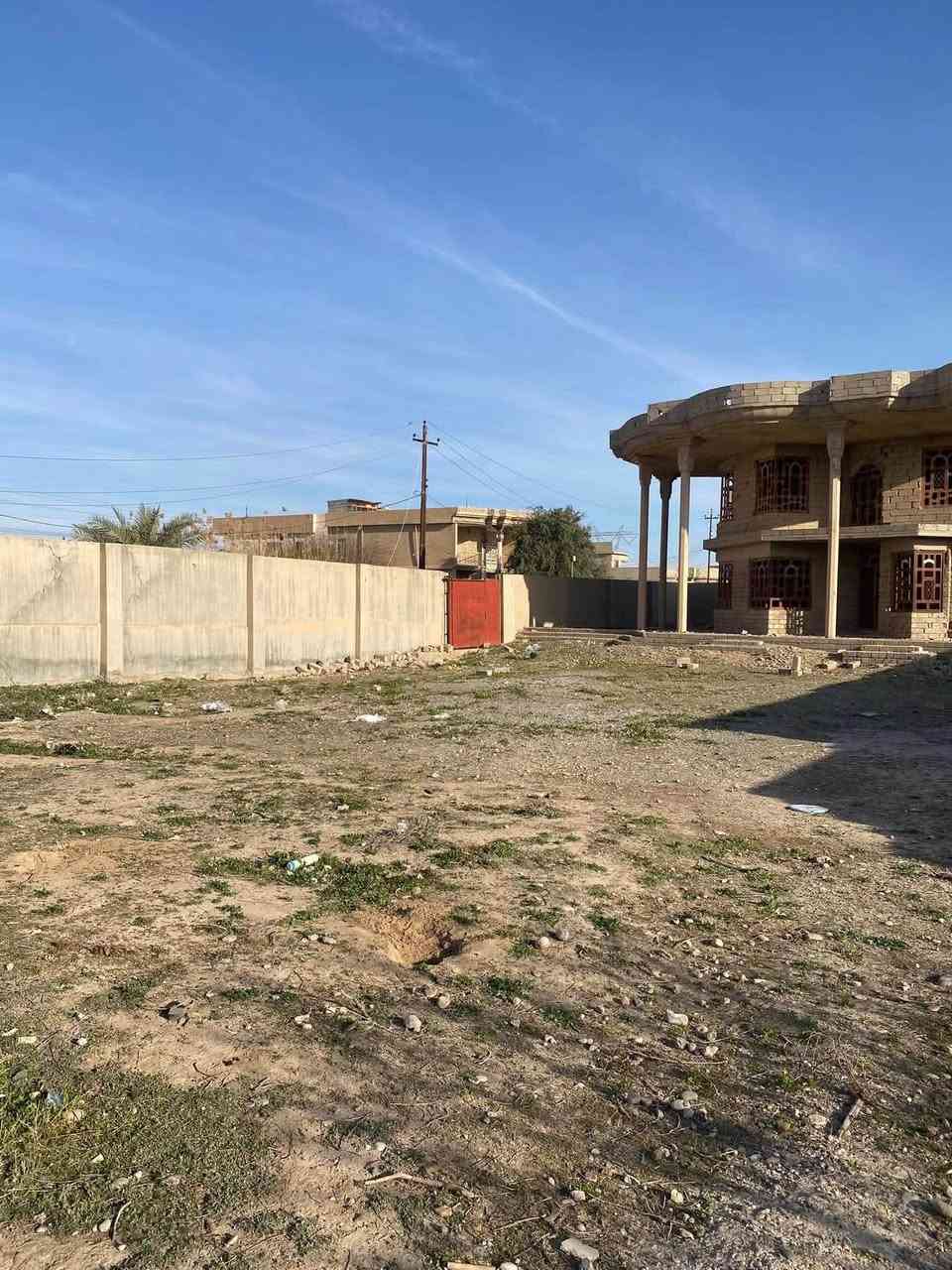 للبيع هيكل مساحة 650 متر طابو صرف حي الاسمدة مباشر على شارع 30 الدار 6 غرف نوم استقبال صالة داخلية مطبخ حار بارد صحيات دخلية ارضي طابق ثاني صحيات خارجية للاستفسار مراسلة الصفحة او الاتصال على الارقام التالية 
***********
***********
